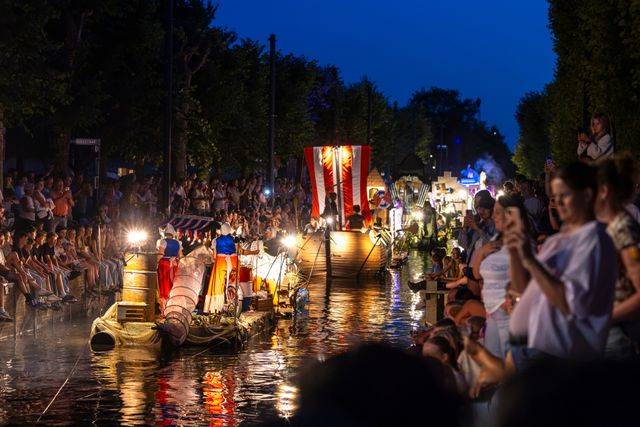 Gondelvaart in de Luts tijdens de feestweek in Balk met meerdere versierde gondels.