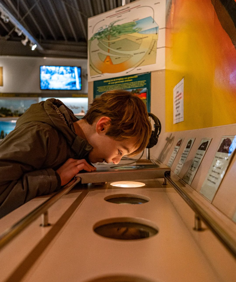 Jongen kijkt naar beneden in installatie in Museum Hofland