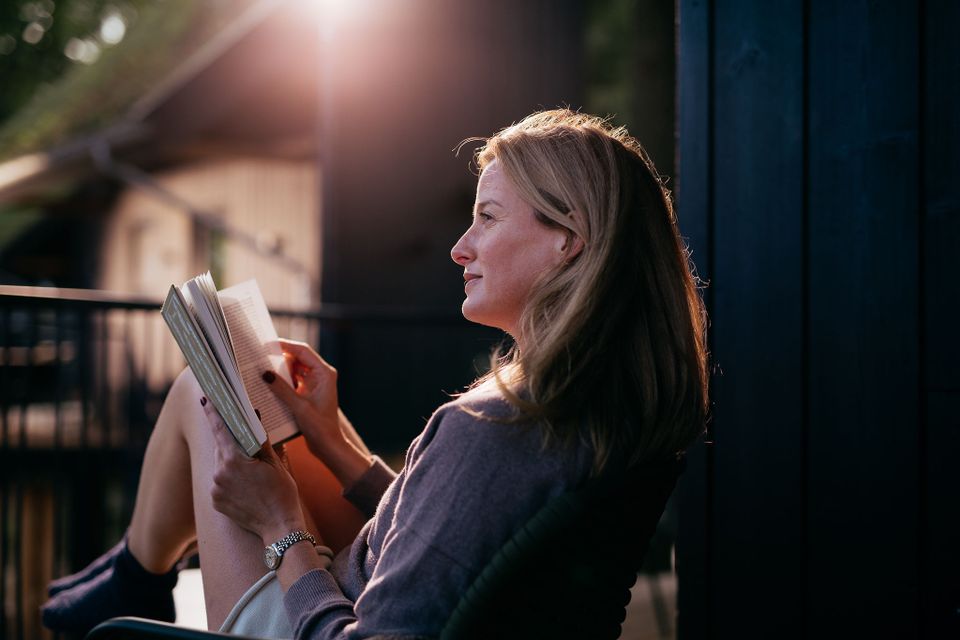 Ontspannen vrouw die rustig een boek leest