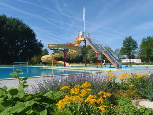 Buitenzwembad met glijbaan van Zwembad De Waterdam