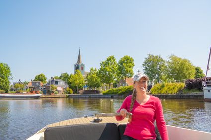 Mirre Oost op een boot