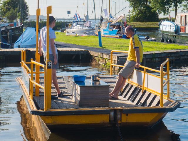 Bezoekers van de jachthaven maken gebruik van het pontje