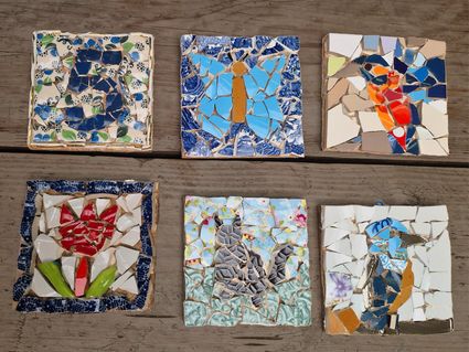 Creatieve workshop WAUW Workshops, Woerden, Groene Hart, deelnemers maken kleurrijk mozaïek servies met gebroken tegels en patronen tijdens groepsactiviteit of teamuitje.