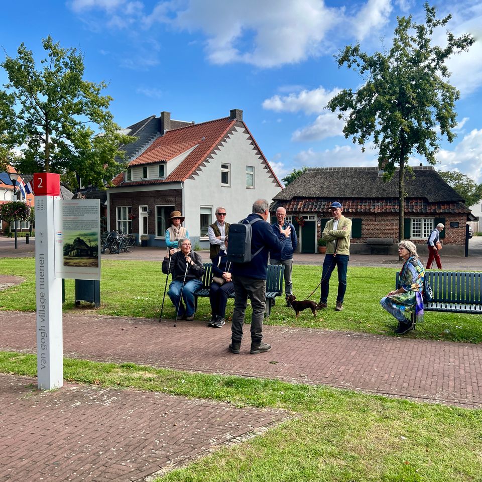 Gids bij de lindeboom en kostershuisje