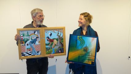 Kunstenaars tonen schilderijen tijdens de expositie van de RijnKUNSTprijs in Bibliotheek Woerden, regio Groene Hart, met kleurrijke kunstwerken en culturele activiteit voor kunstliefhebbers in de binnenstad.