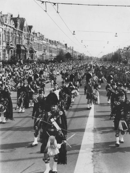 De Schotse doedelzakband tijdens de intocht van de vierdaagse.