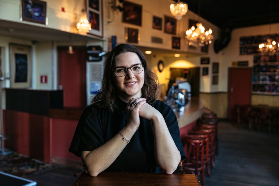 Foto van Ilse in het café van Poppodium Boerderij waar zij werkt.