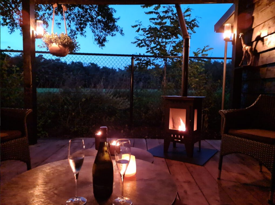 de tuinkamer van B&B Ut Hoeveneind in de avond