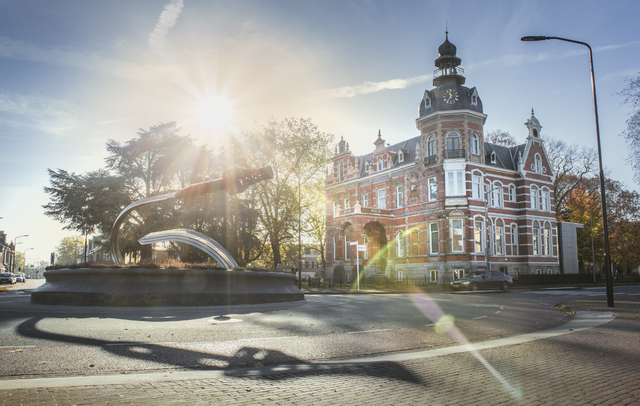 Vooraanzicht Museum Jan Cunen in Oss met het Zwaard van Oss ervoor