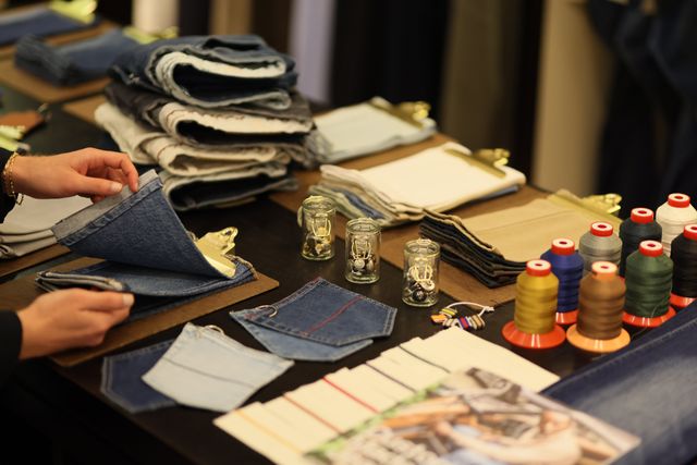 Atelier Duetz, detailfoto met jeans