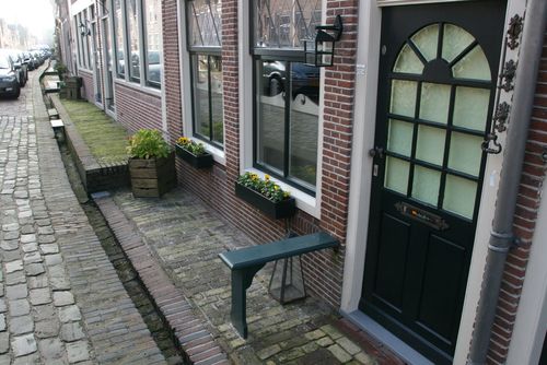Een foto van de goten in de straat Zuideinde in Monnickendam
