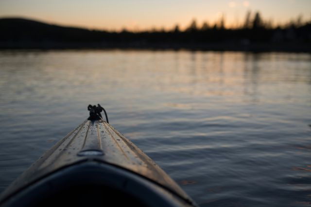 Kano op het water met zonsondergang