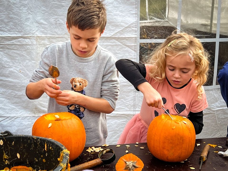 Pompoenfestijn Asten - een jongen en meisje hollen ieder een pompoen uit