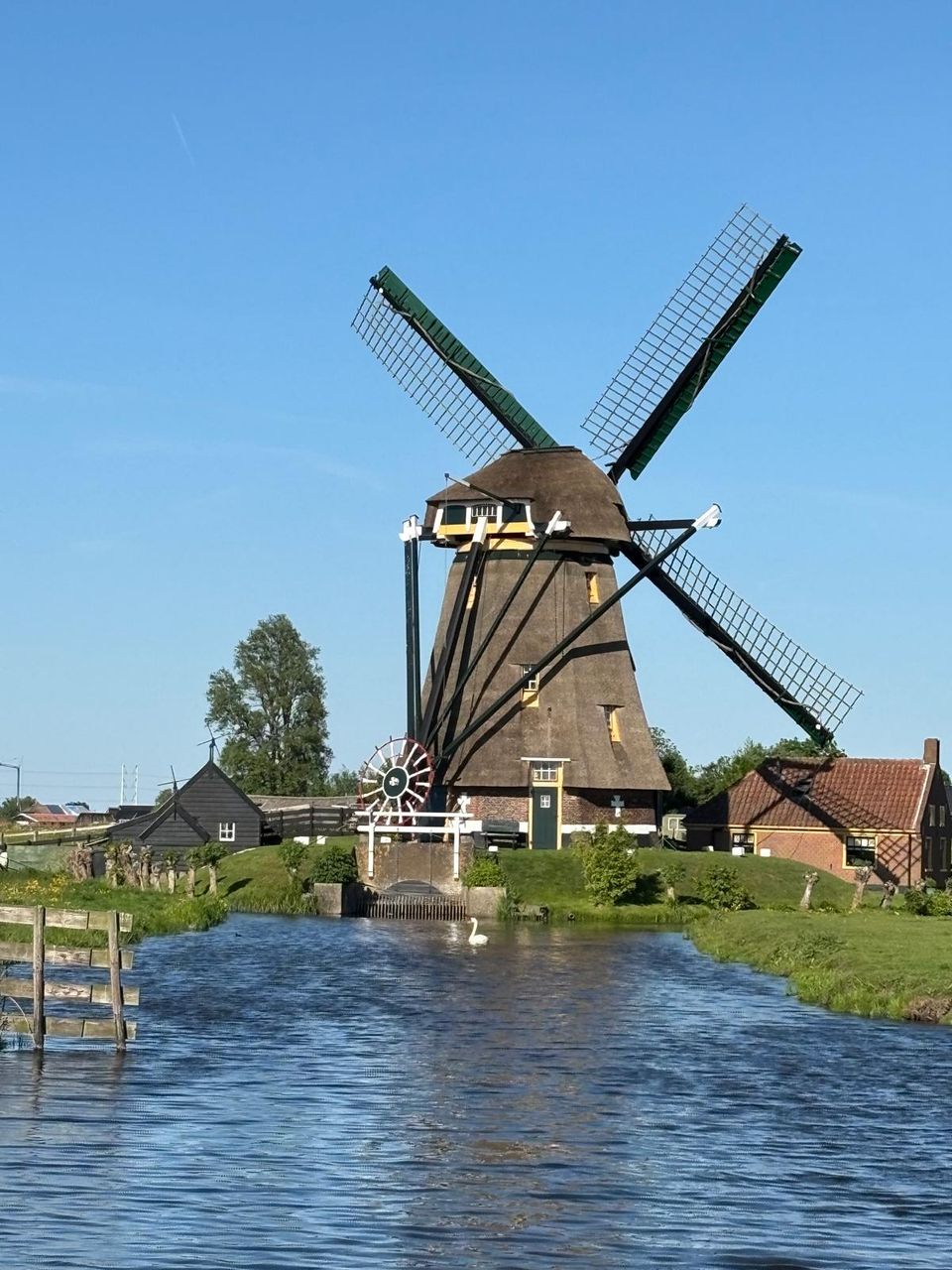 Achterkant foto van de Waterloosmolen vanuit het water in Rijpwetering