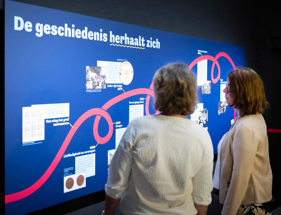 De geschiedenis herhaalt zich. Twee dames die hier informatie over krijgen in de expositie KansArm? in museum De Proefkolonie in Frederiksoord.