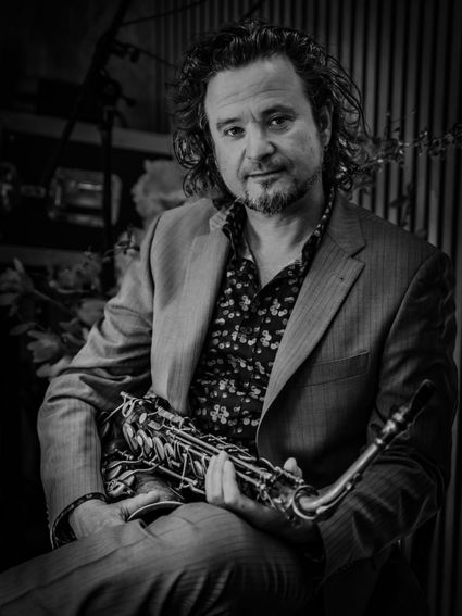 Lo & The Souldiggers met Lo van Gorp en bandleden tijdens een live soul- en funkconcert in het RIEtheater Woerden