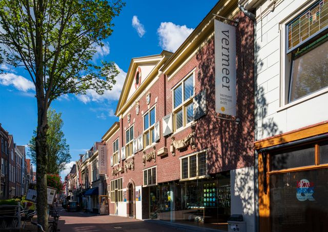 Vermeer Centrum in Delft overdag met blauwe lucht