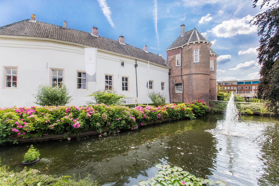 Exterieur van Kasteel Montfoort in Montfoort, met slotgracht, fontein en historische toren in het centrum van de stad.