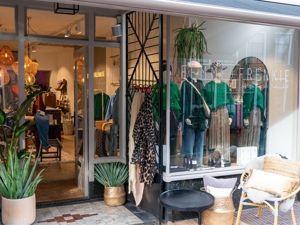 Etalage van kledingwinkel Femme + Frenkie in Delft