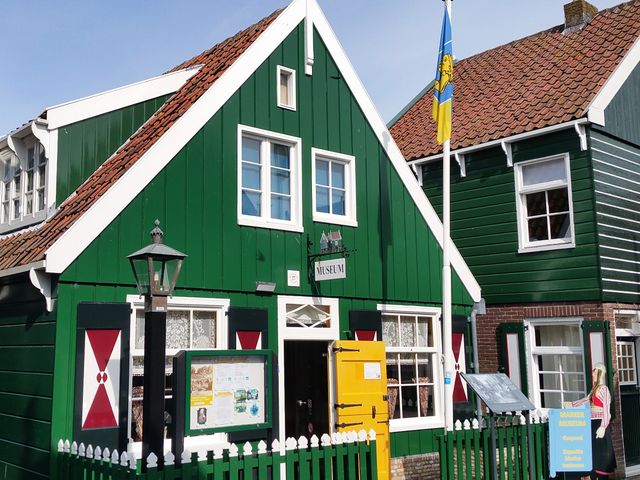 Een foto van de buitenkant van het Marker Museum