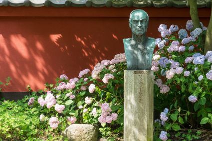Standbeeld in de Japanse tuin in Hortus botanicus Leiden
