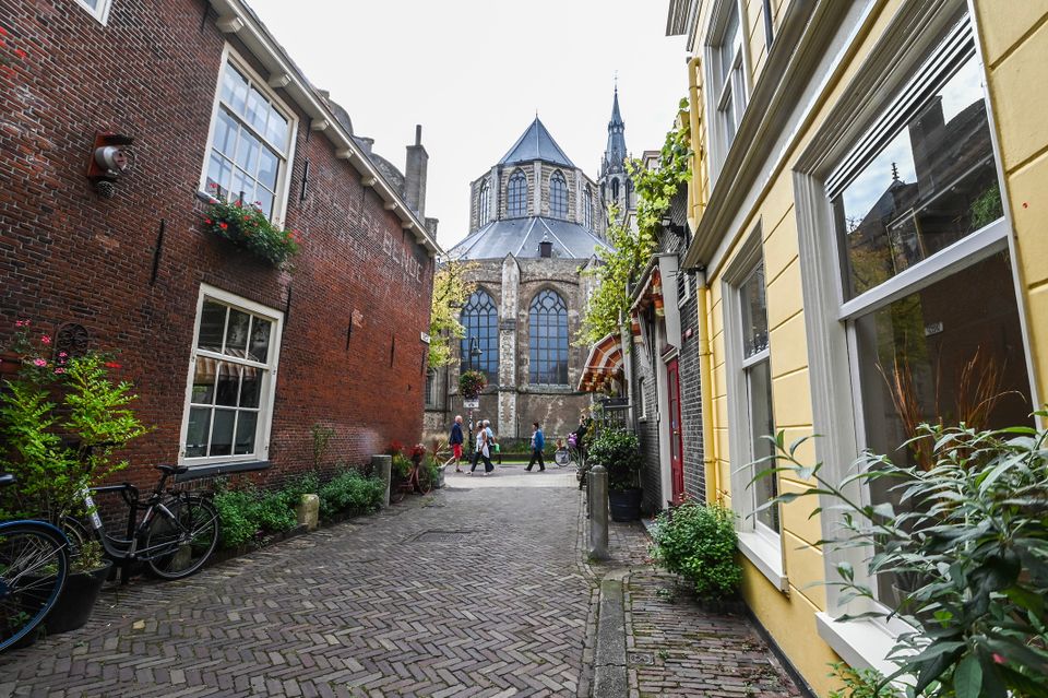 de trompetstraat in Delft in de zomer met uitzicht op de Nieuwe Kerk
