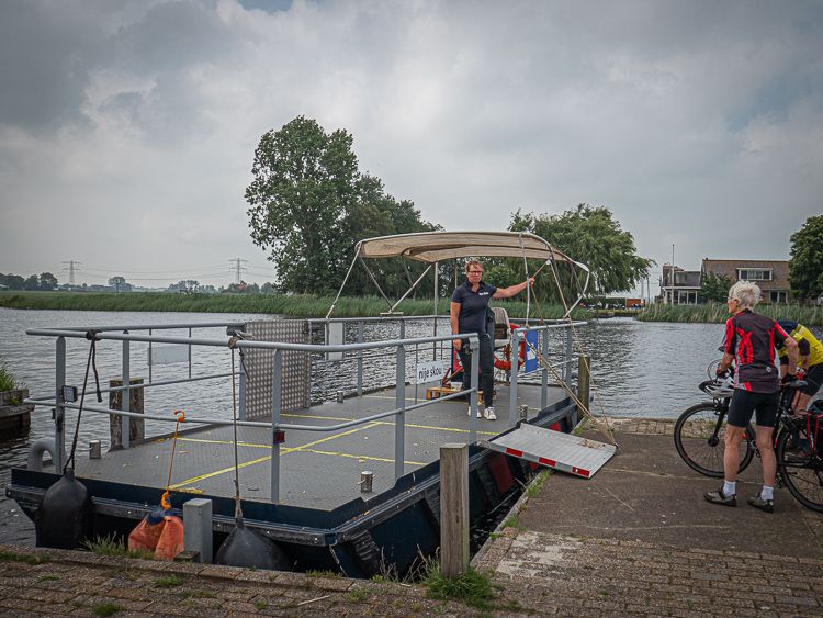 Het pontje aan de kant van Akkrum