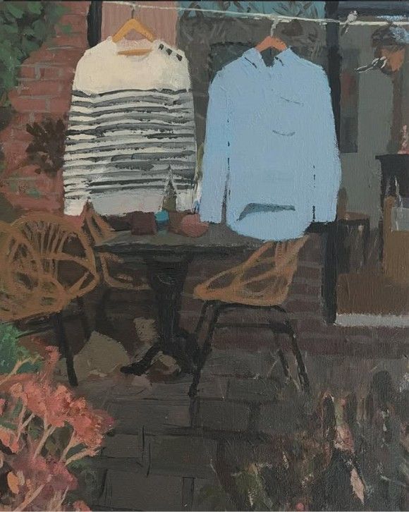 Schilderij The Hangout van Seeger Baas bij Galerie Van Slagmaat in Woerden, Groene Hart, met twee kledingstukken aan hangers boven een tafel en stoelen in een donkere tuinscène.