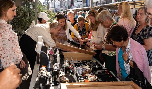 Mensen die spullen uitzoeken op de markt