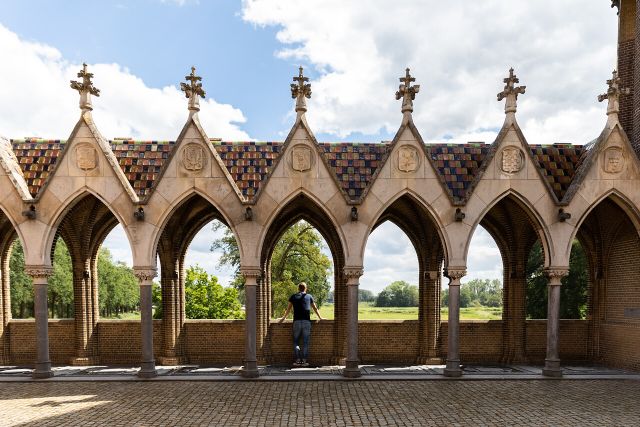 Man kijkt naar uitzicht vanuit Kasteel Heeswijk.