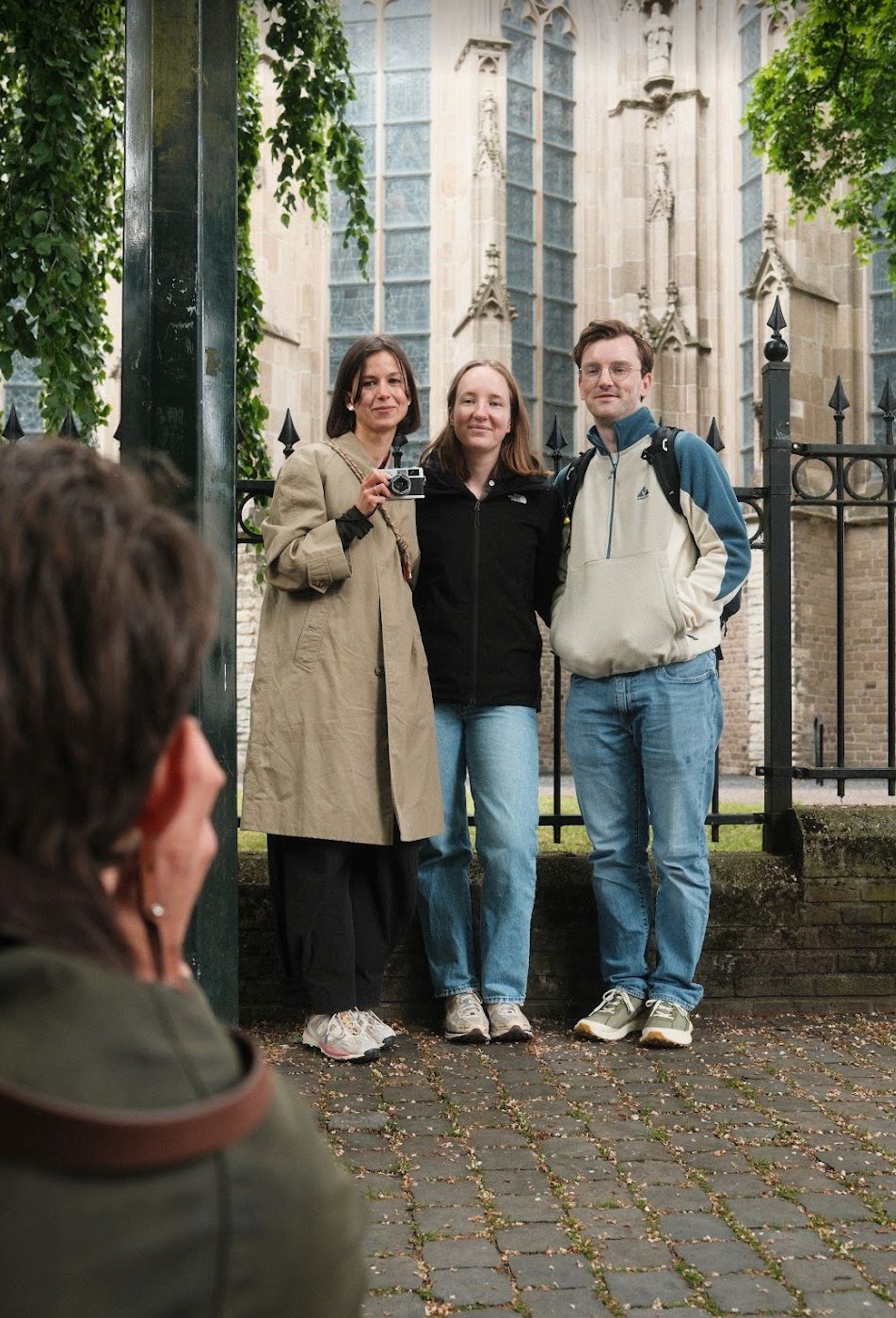 Deelnemers leren fotograferen met vintage camera tijdens workshop van Mr. Brokeh
