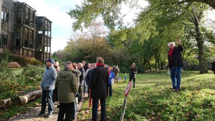 Allemaal mensen lopen door het groen.