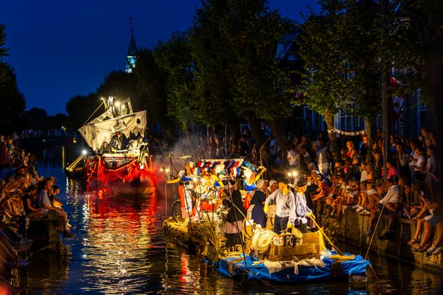 Gondelvaart in de Luts tijdens de feestweek in Balk met meerdere versierde gondels.