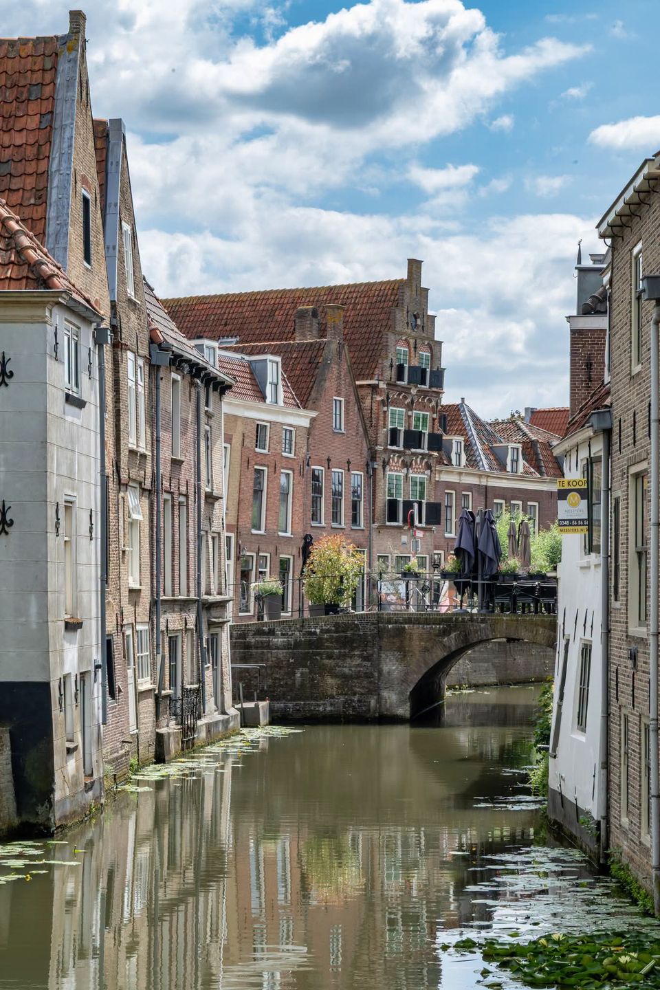 Historische gracht, Oudewater, Groene Hart, karakteristieke grachtenpanden en stenen brug langs het water in de monumentale binnenstad.