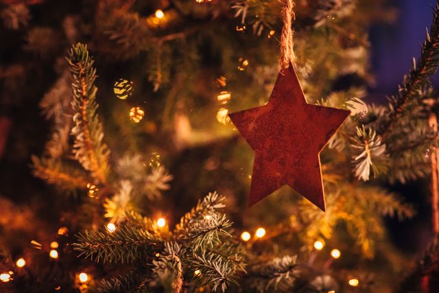 Ingezoomd kerstboom met rode ster erin