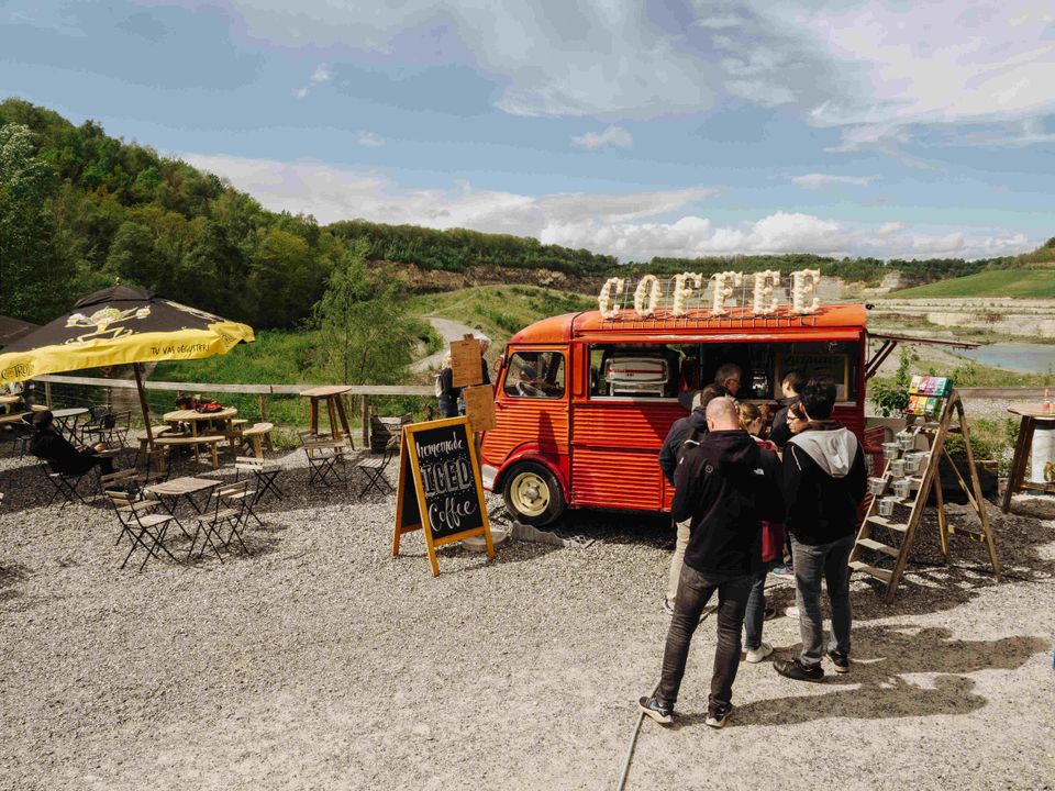 Chalet d'n Observant Maastricht terras met koffiekar