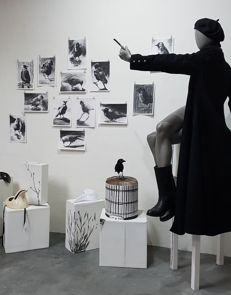 Installatie met houtskooltekeningen