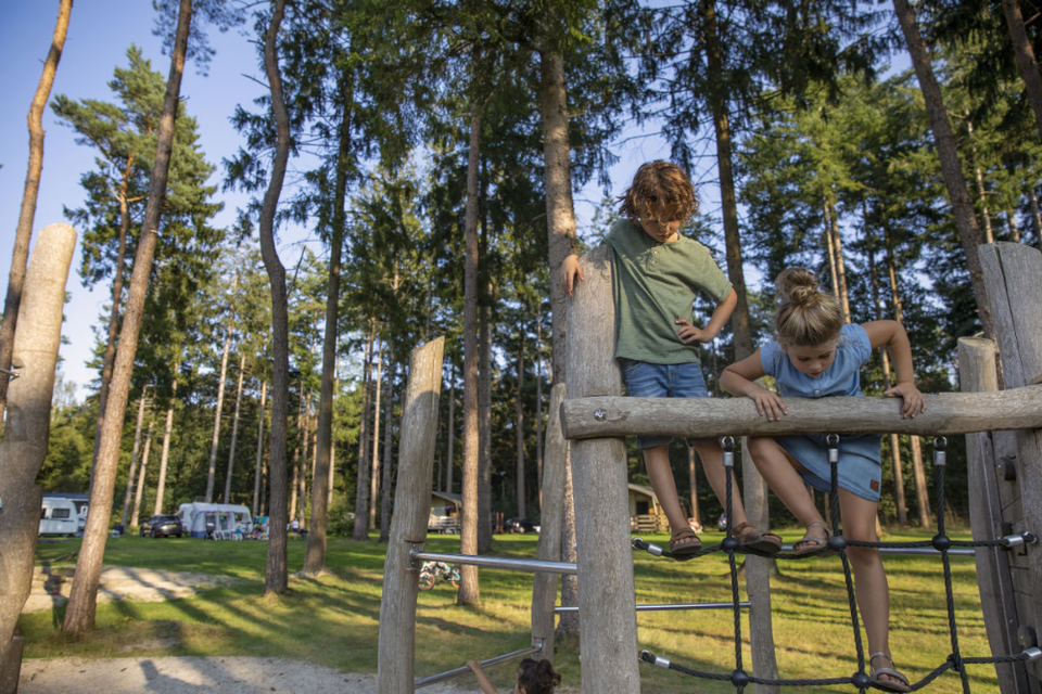 Een speeltuin op een camping.