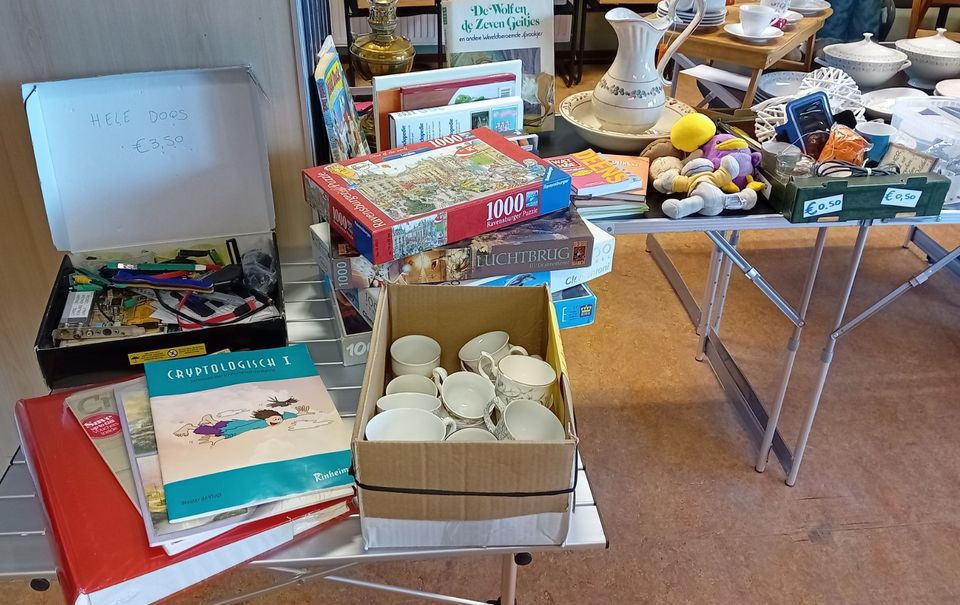 Spullen van een rommelmarkt in Purmerend