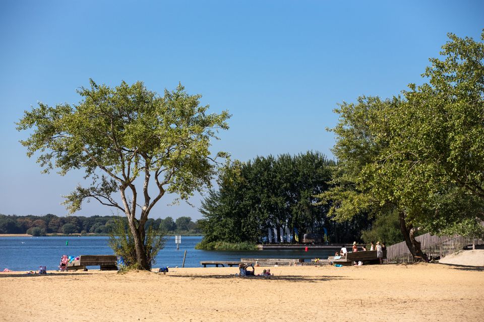 Het strand en water bij Almere Duin in Flevoland