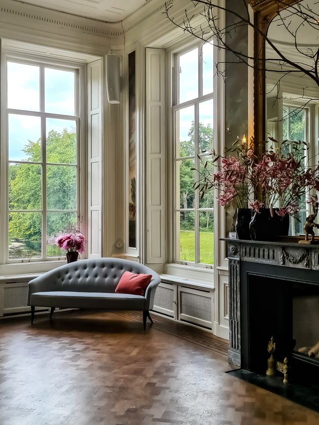 Een van de kamers in Parc Broekhuizen met uitzicht op de prachtige tuinen