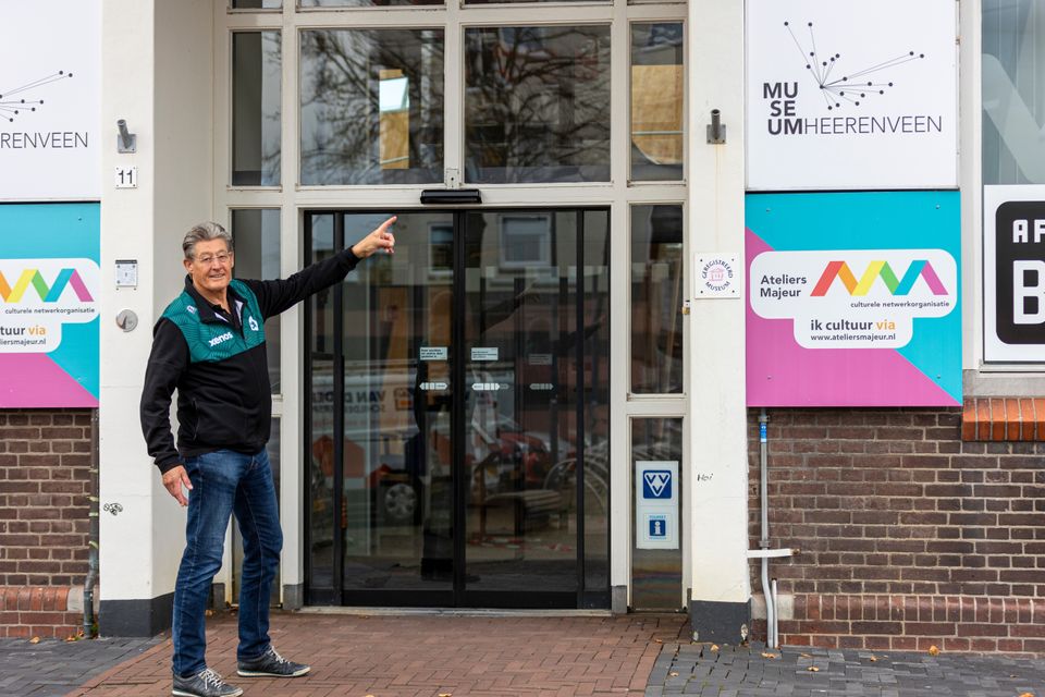 Jillert Anema voor de gevel van Museum Heerenveen.