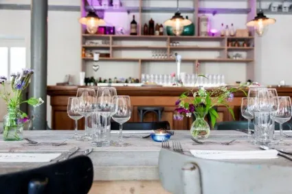 Een gedekte tafel met wijnglazen bij Lokaal 55 in Sneek.