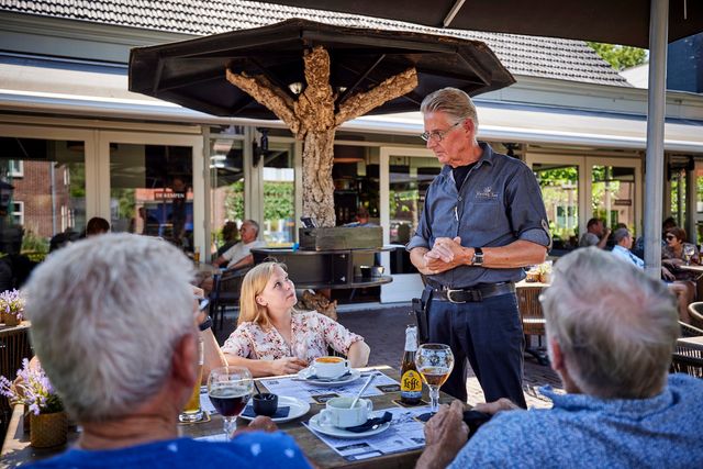 Buiten op terras van Dinee café de Kempen