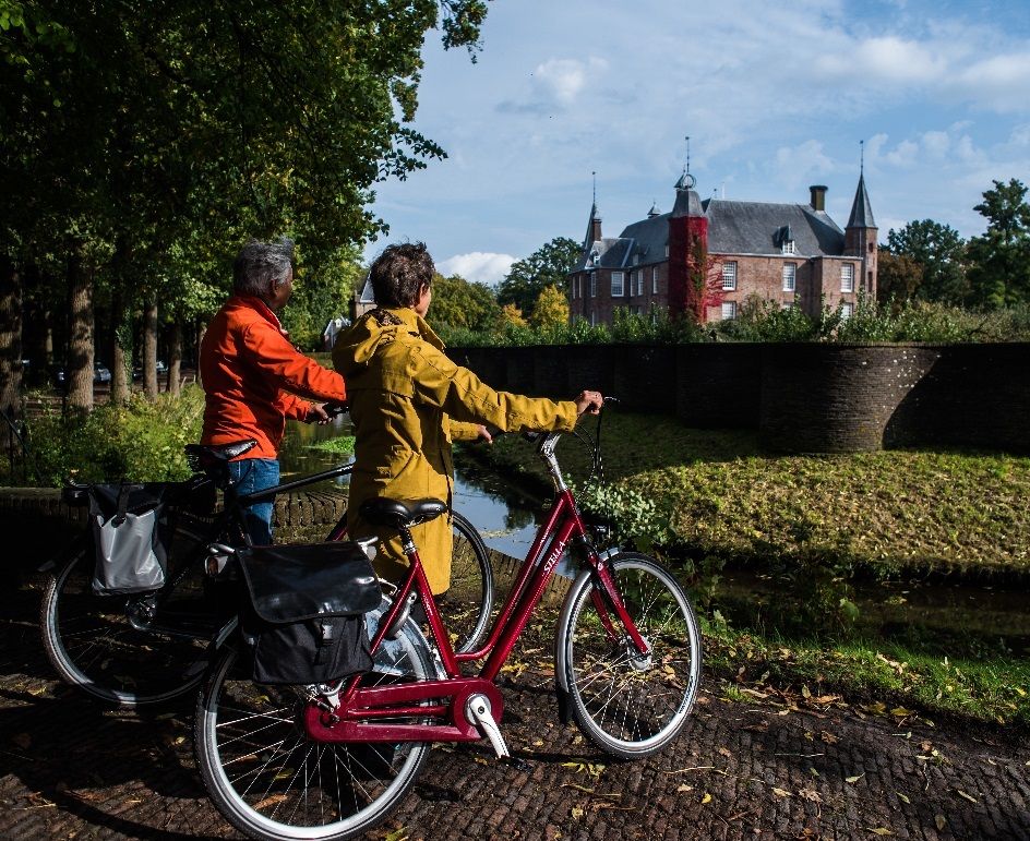 Fietsers stappen af en kijken uit over Slot Zuylen