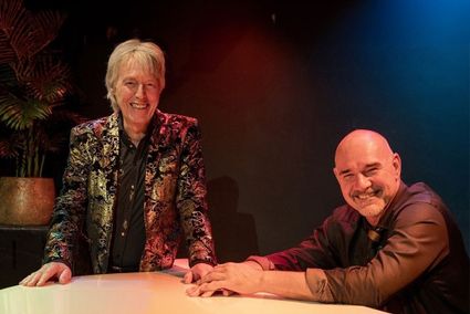 Live muziekoptreden van Alexander Broussard en Bert Heerink in het RIEtheater, Woerden, Groene Hart, twee artiesten aan een tafel op het podium met warme podiumverlichting tijdens een intiem concert.