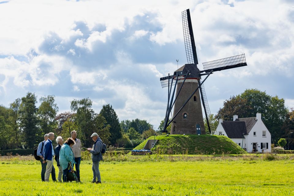 Groep tijdens wandeling bij molen De Roosdonck in Nuenen
