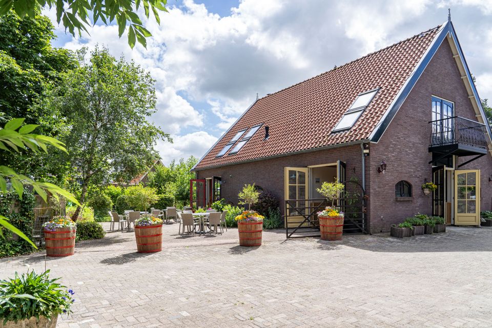 Photo of the main building at Hoeve Rustdam