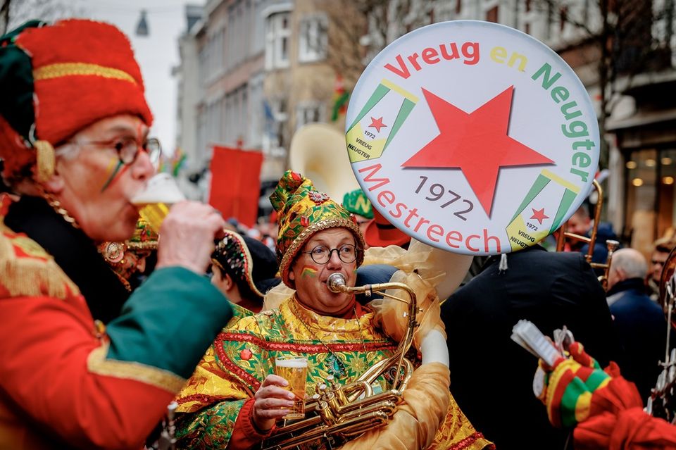 Zaate hermenie tijdens de Wycker Parade in Maastricht