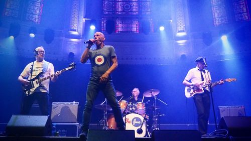 Een band die aan het optreden is